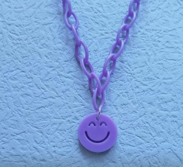 Кулончик Cмайлик фіолетовий на пластиковому ланцюжку